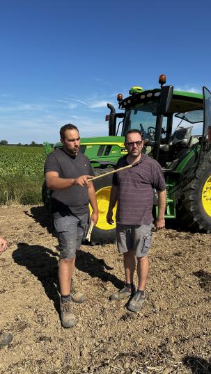 Gauthier Bossut, membre de Terres Vivantes, en discussion avec son agronome attitré, Anis Grana, durant le semis de bandes herbeuses.